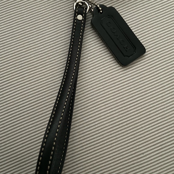 Coach Kisslock Black Leather Wristlet - Picture 8 of 9